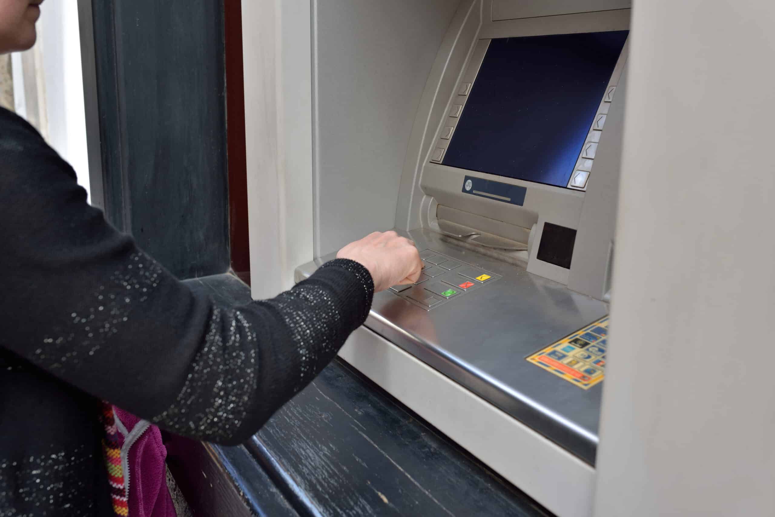 nuove commissioni sui prelievi presso gli sportelli automatici
